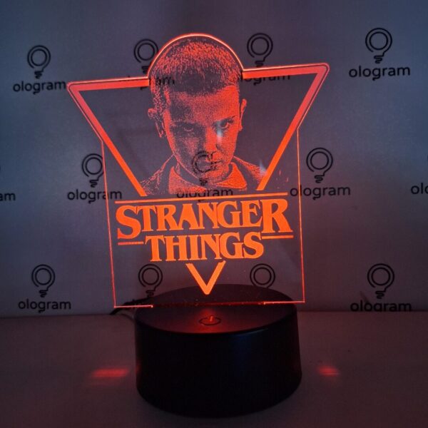 elven-triangulo-rojo Eleven (Stranger Things - v.1)