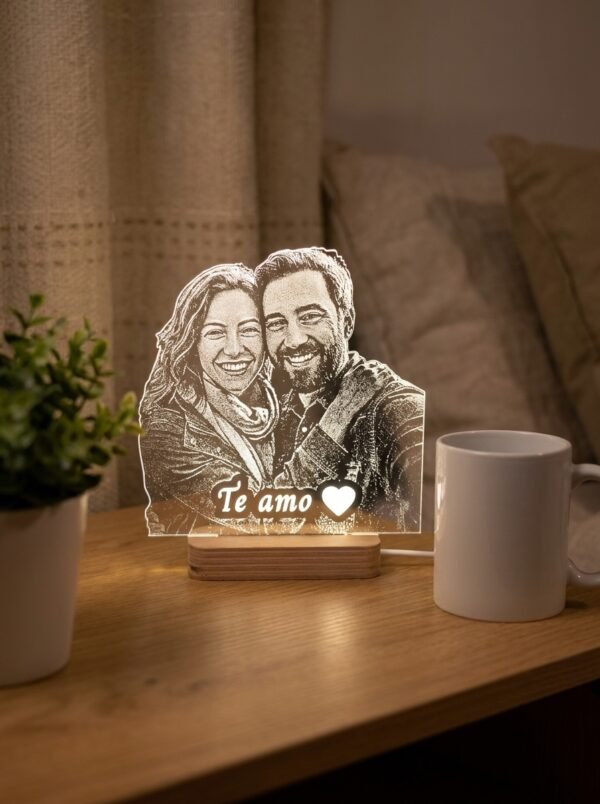 Lámpara personalizada Clásica de 15 cm con foto grabada y luz blanca sobre base de madera