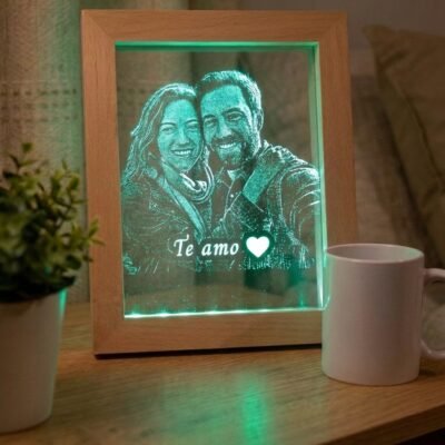 Cuadro personalizado con foto grabada, marco de madera y luz RGB verde