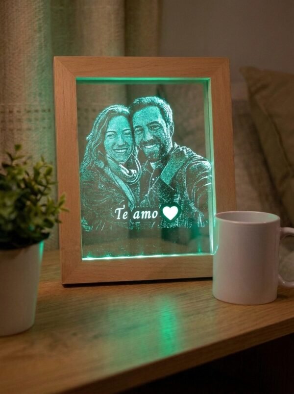 Cuadro personalizado con foto grabada, marco de madera y luz RGB verde
